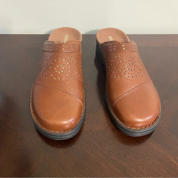 Clarks Collection Soft Cushion Slip On Brown Leather Shoes Womens Size 7.5 M - Picture 2 of 8